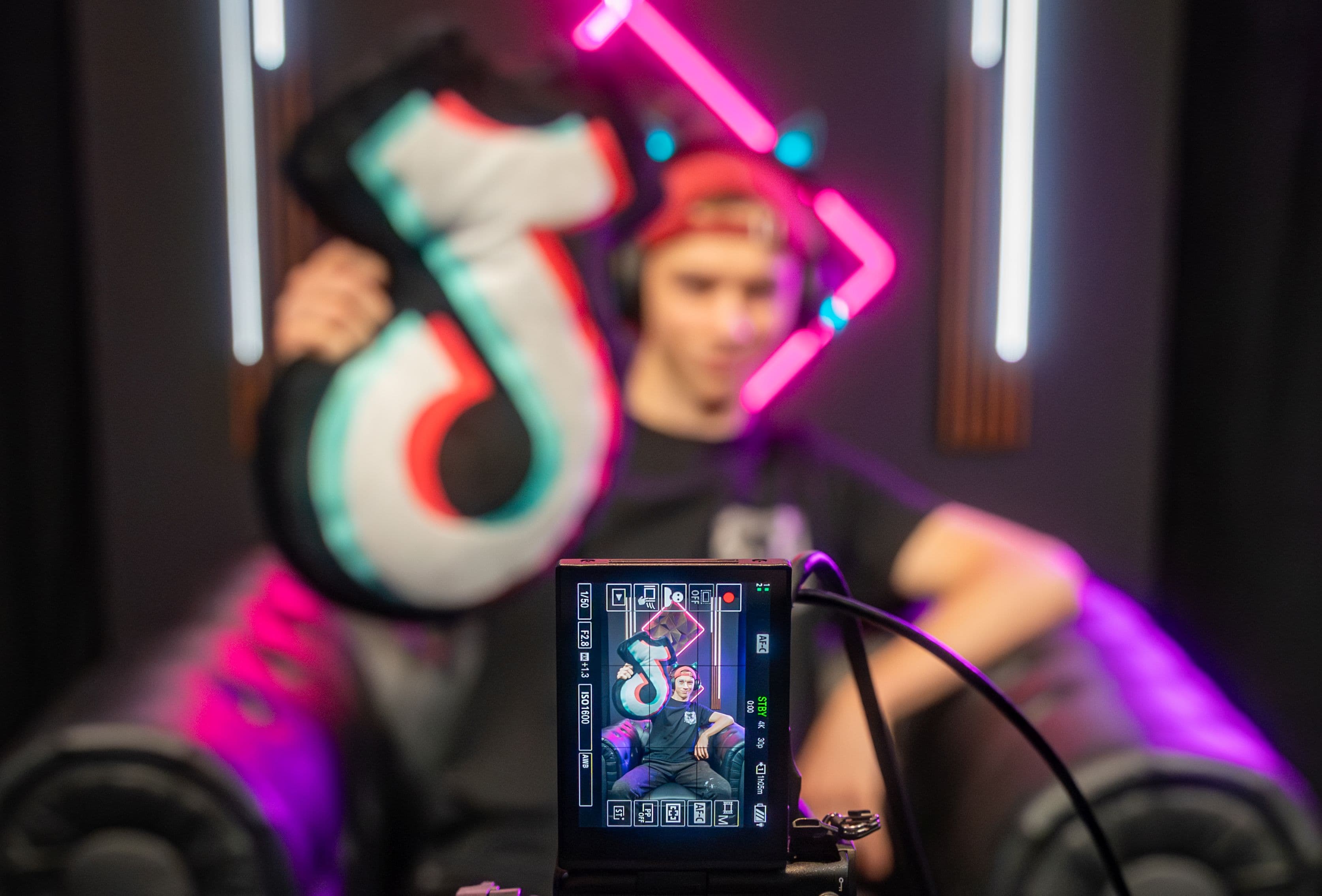 Twórca na TikTok Live prowadzi transmisję w profesjonalnym studio