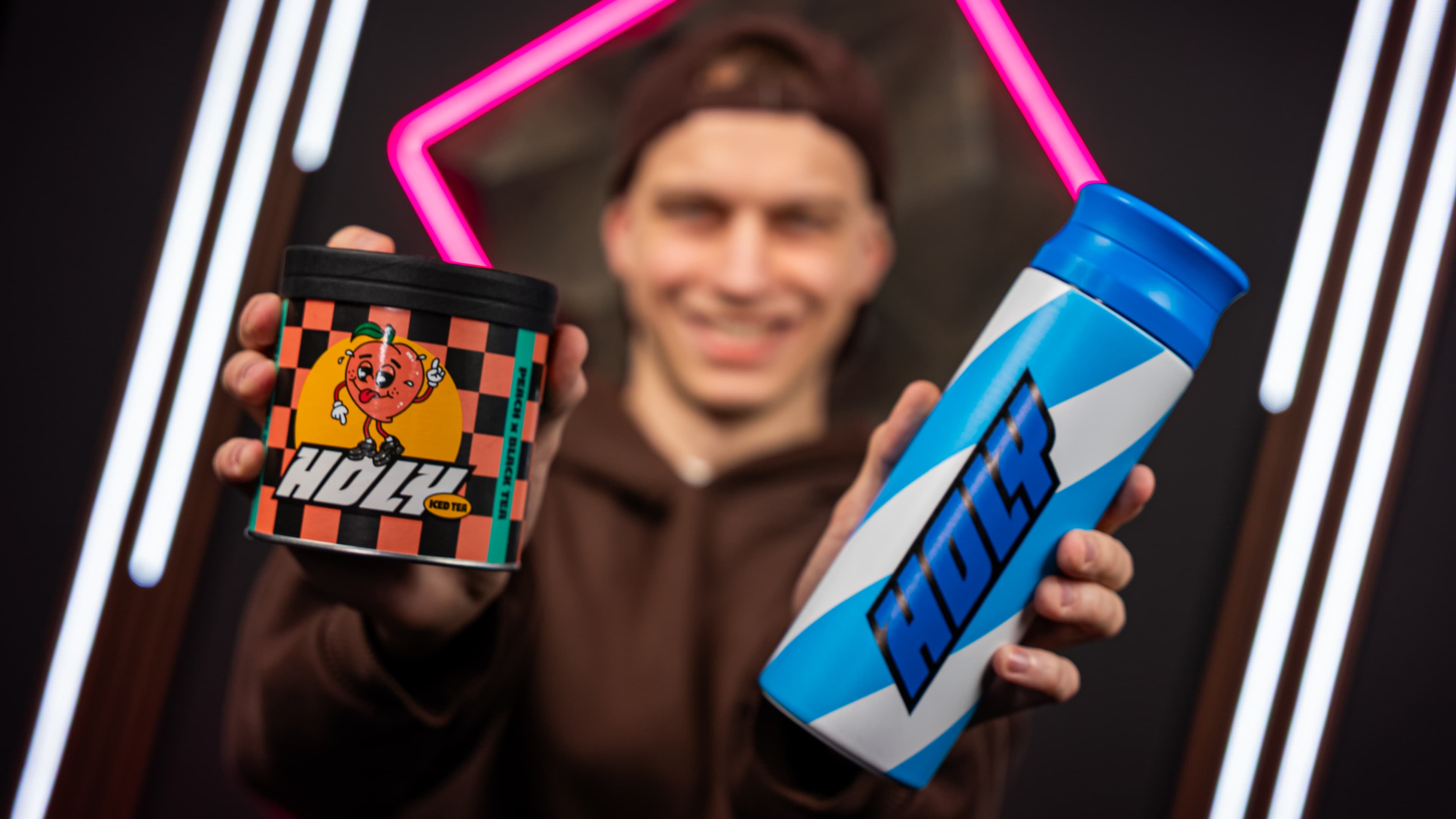 Twórca TikTok Live reklamuje produkt - Influo Agency